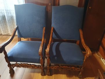 Dwa stare zdobione fotele