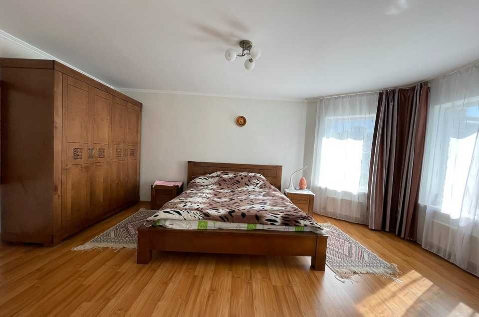 Будинок з жилим ремонтом та ПІДВАЛОМ у Центрі Бучі!  БЕЗ комісії