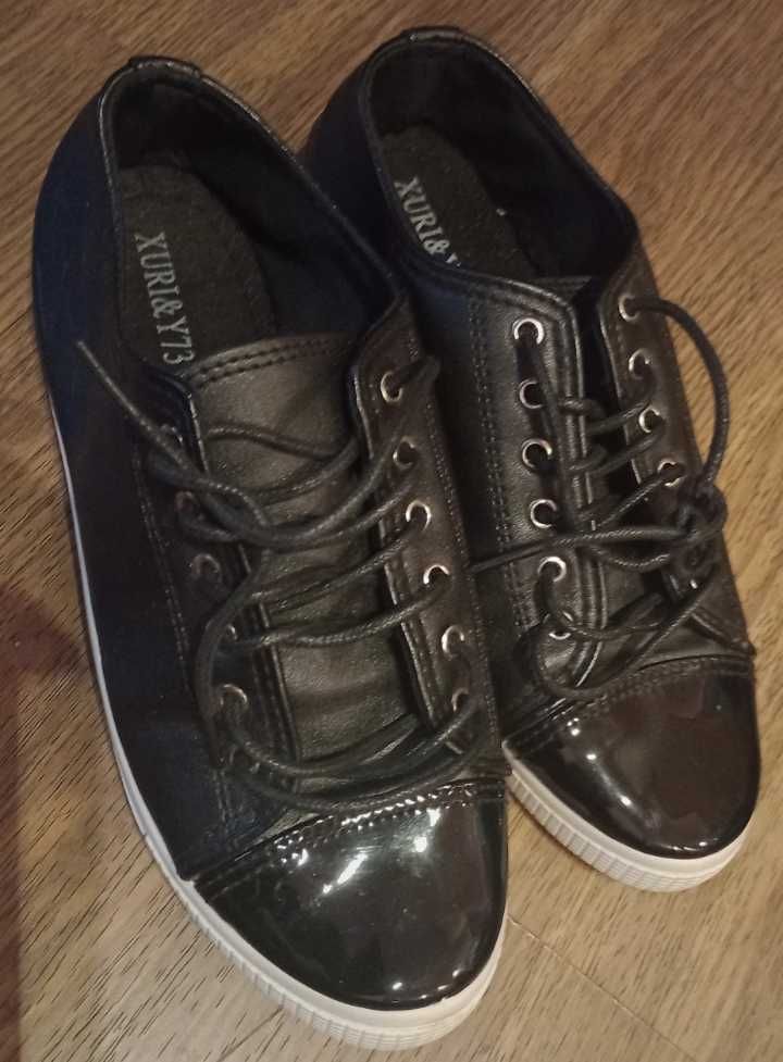 Niskie wiązane skóropodobne lakierowane trampki damskie 37