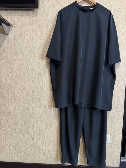 Стильний брючний костюм вільного крою з модалу weekday