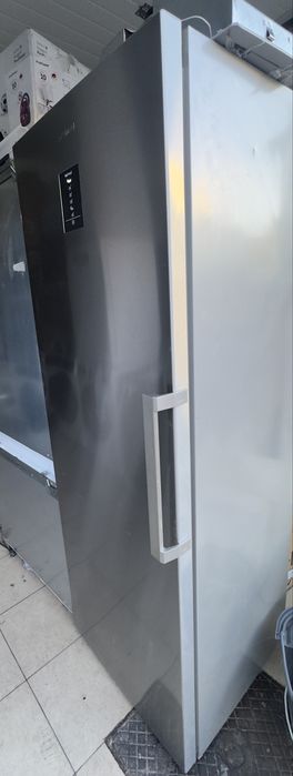 Arca Congeladora Vertical Smeg Universal FF18EN3HX No Frost 186cn