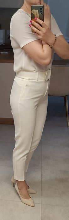 Białe/kremowe spodnie w kant carrot 36 S Reserved z szerokim paskiem