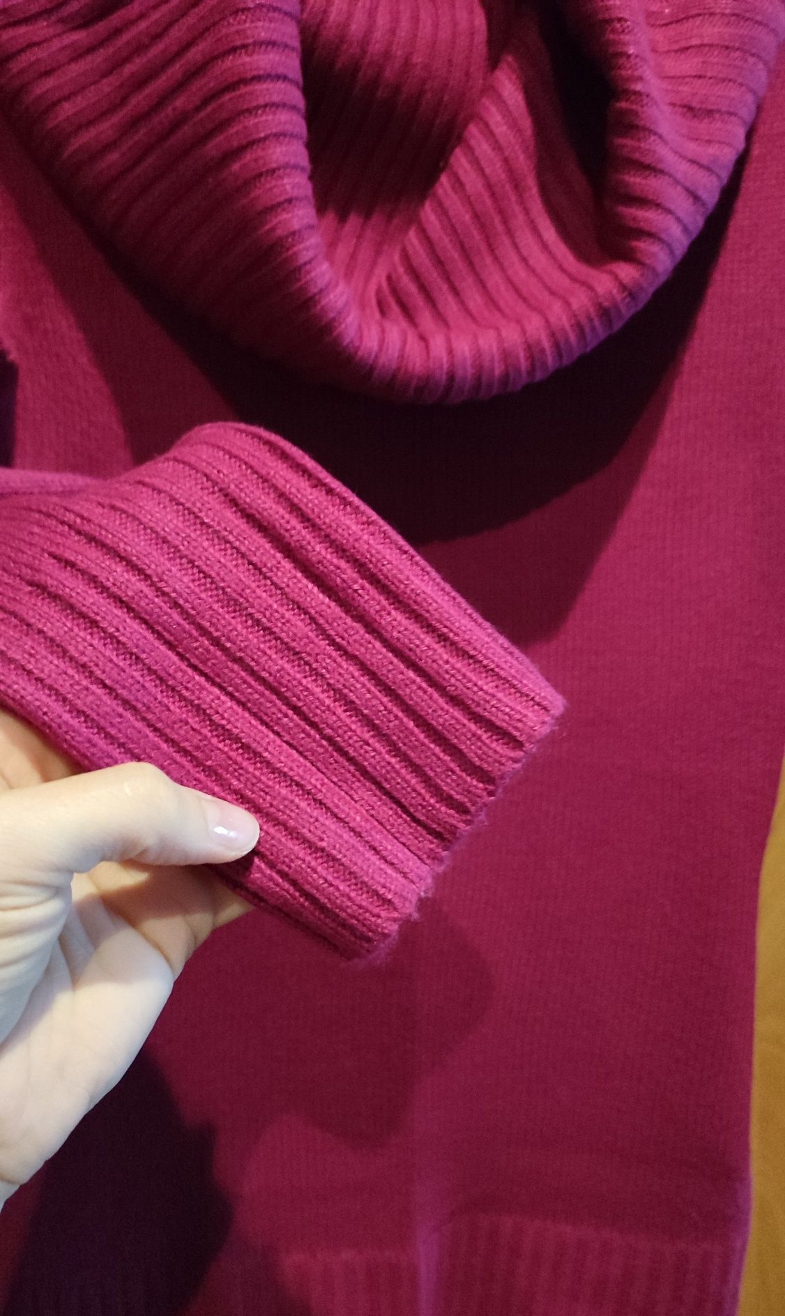 Fuksjowy sweterek z szerokim golfem r.S/M