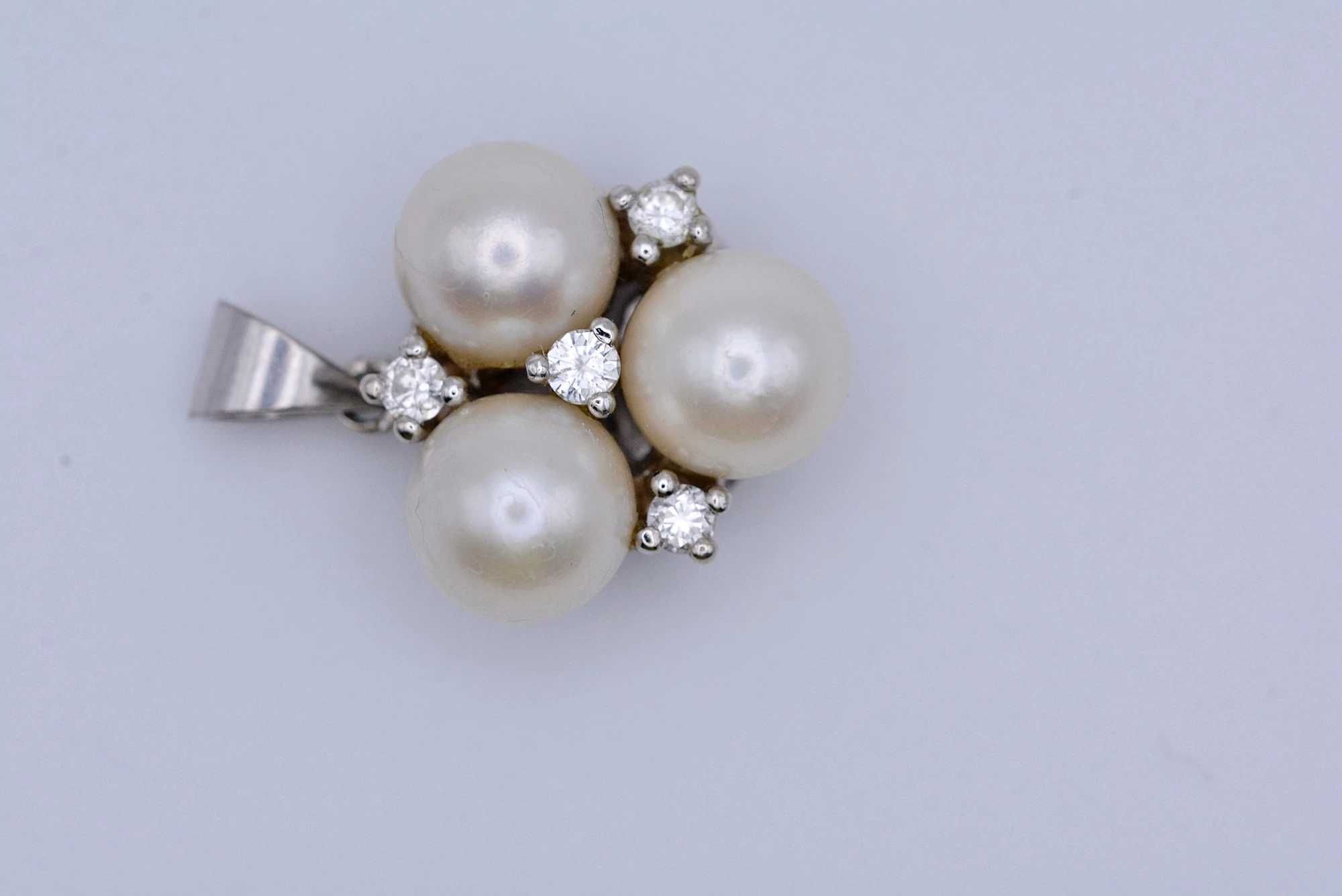 Elegancka zawieszka z białego złota 585 z 3 perłami i 4 brylantami