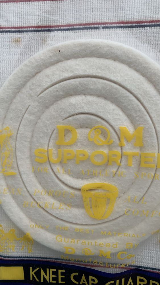 Joelheiras para Desporto novas, em cor creme com vivos vermelho e azul