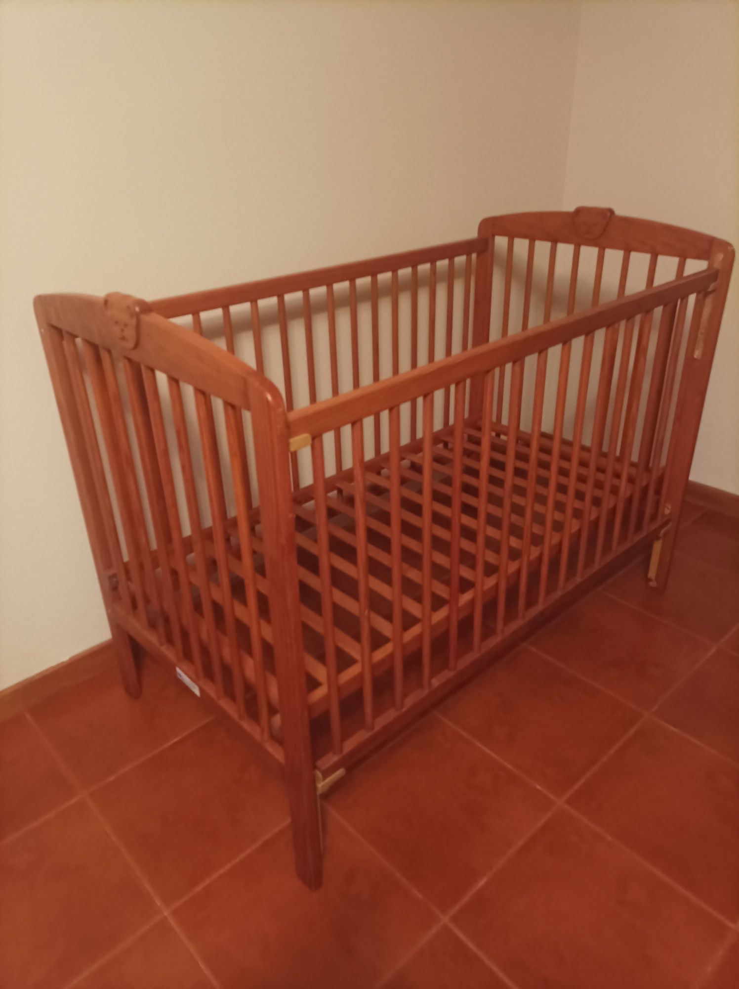 Cama de bebê em madeira maciça
