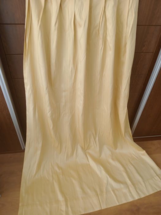 Vendo cortina opaca tipo sarjado em amarelo um pouco torrado em bom es