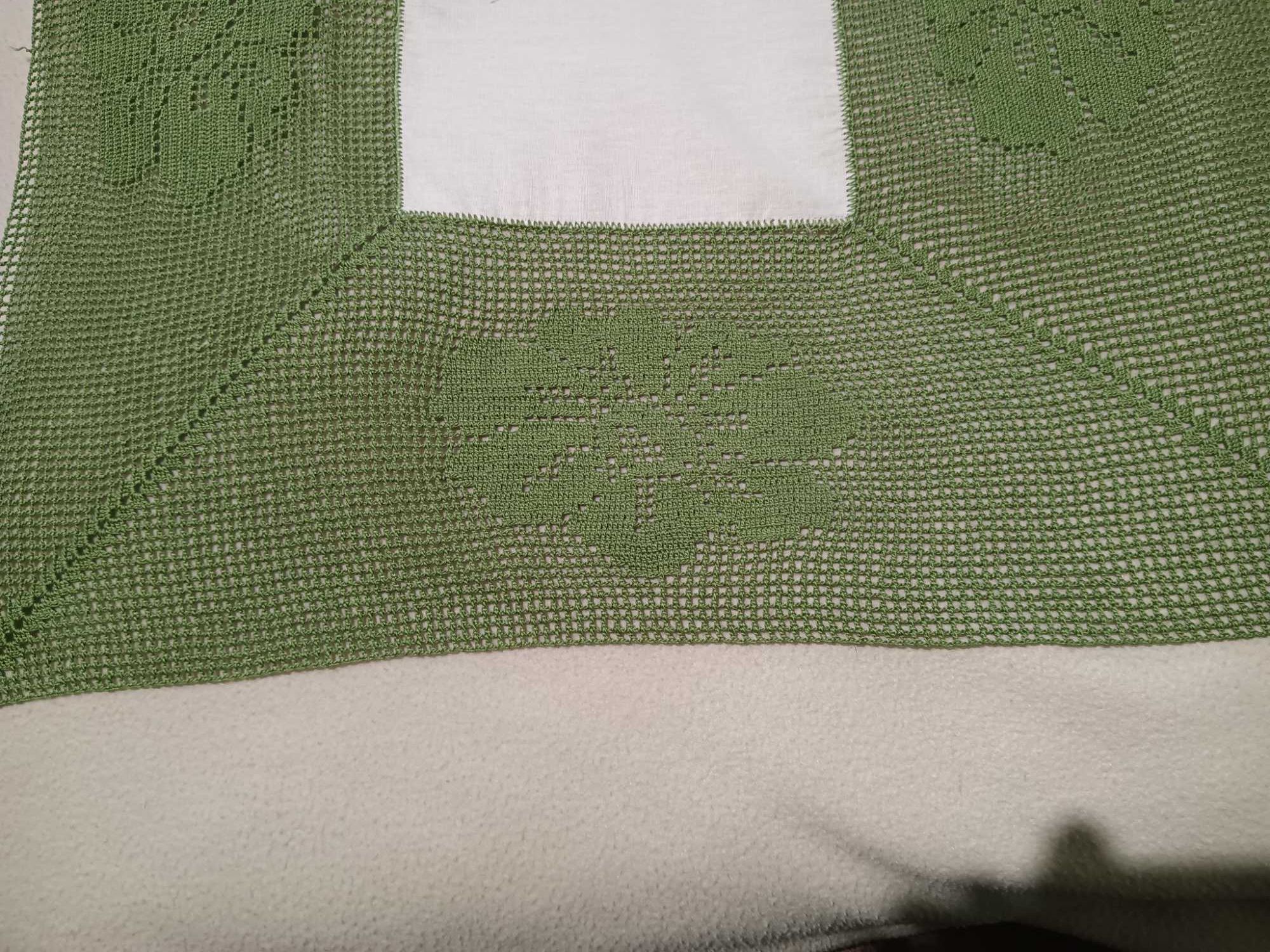 Serwetka ręcznie robiona na szydełku rękodzieło zielono/oliwkowo biała