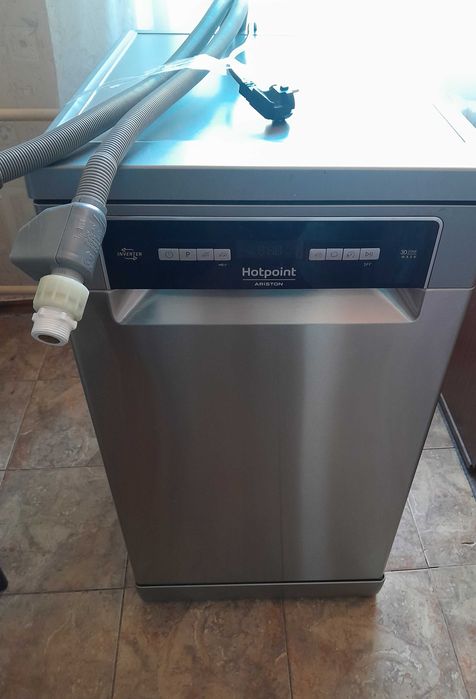 Посудомийна машина окремо стояча.