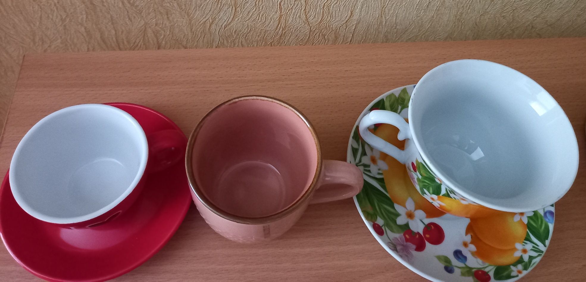 Набор чашек с блюдцем и кофейная чашка