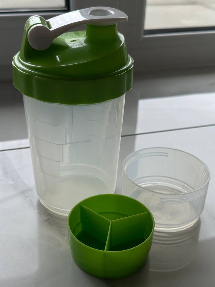 Shaker z pojemnikami