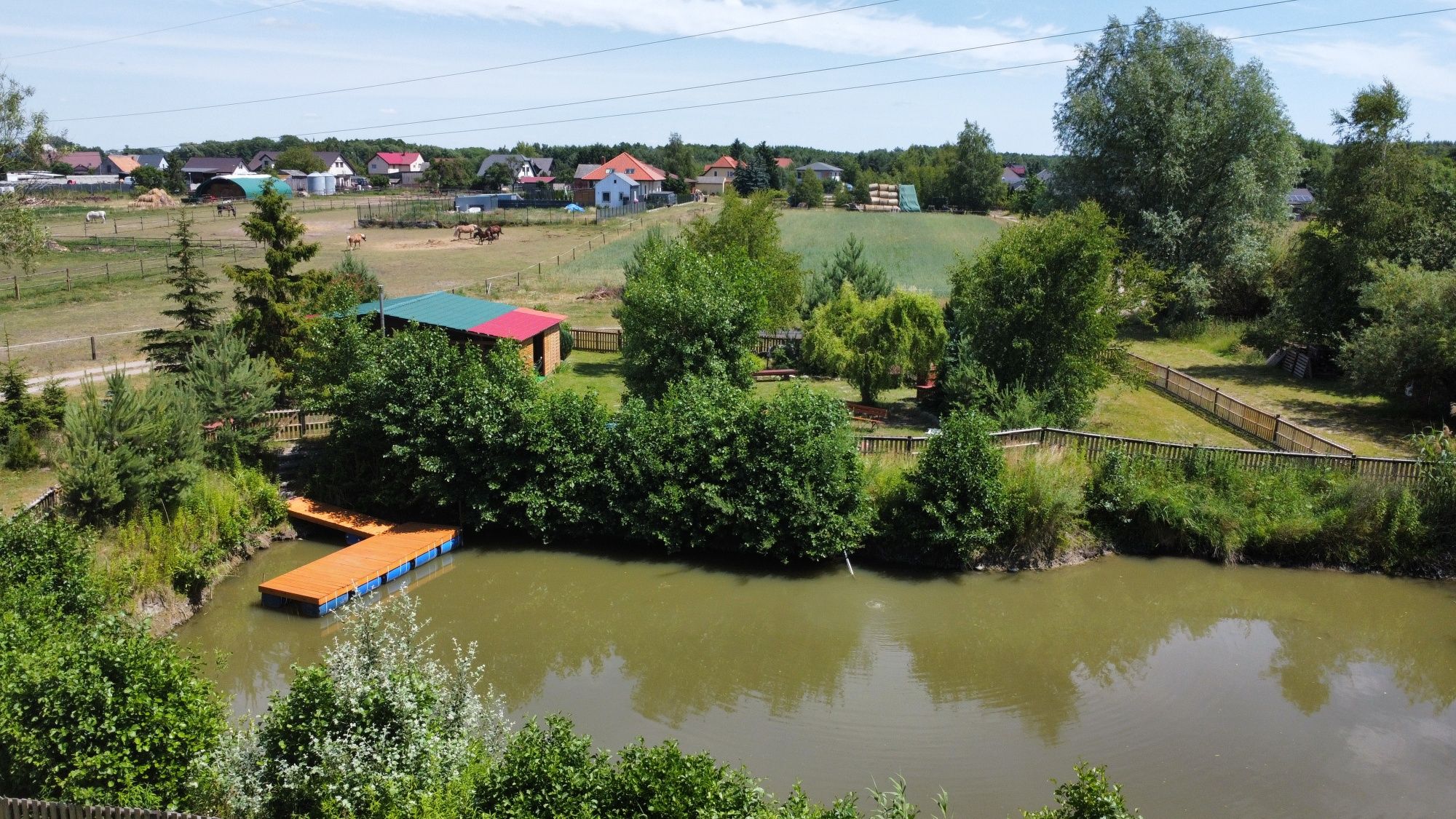 Domek nad stawem
