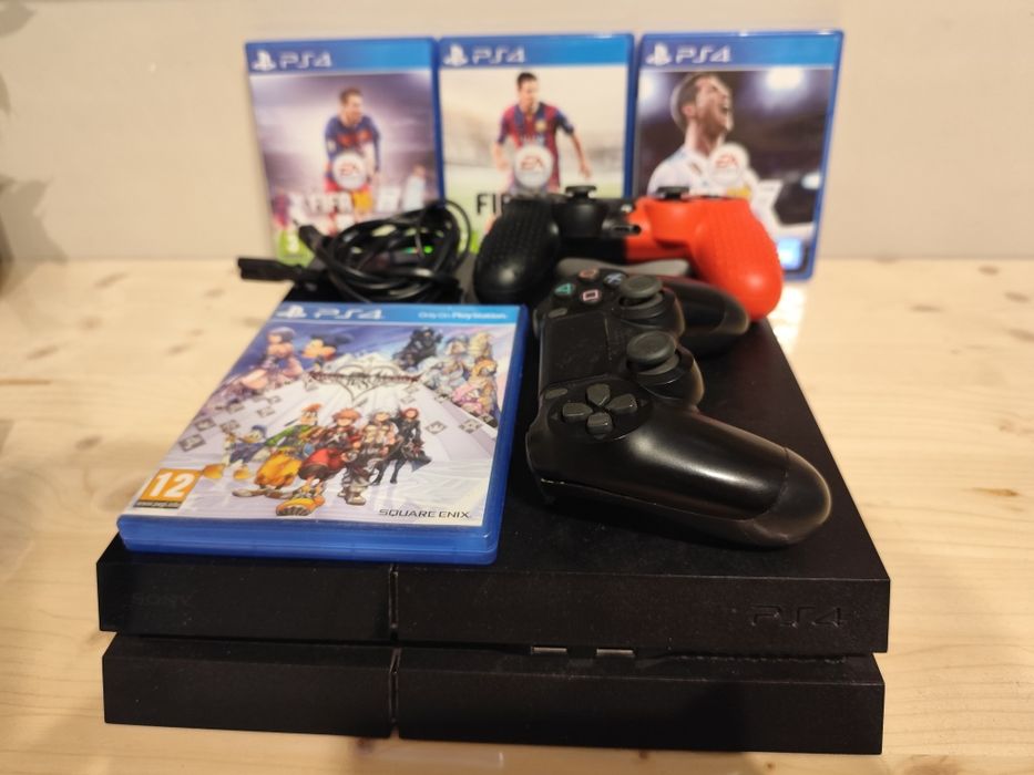 Ps4 konsola 500GB dwa pady cztery gry