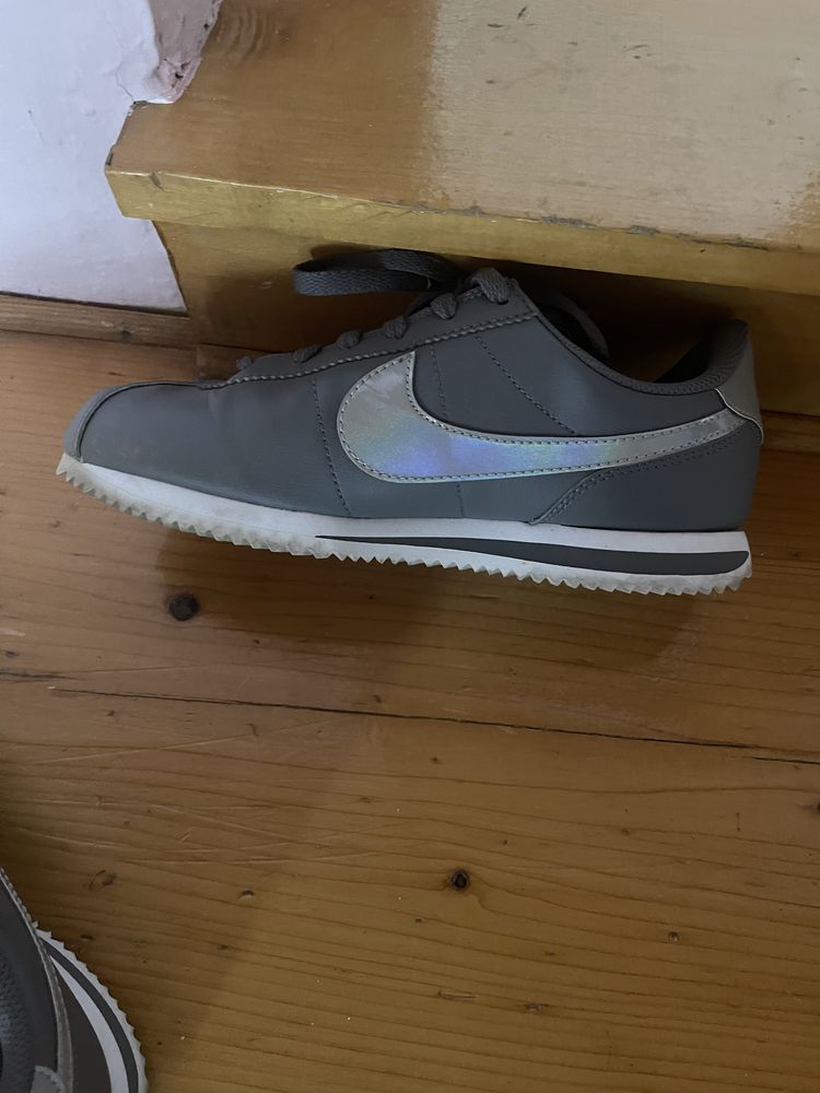 Szare nike cortez