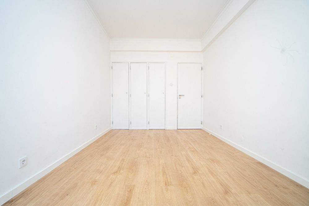 Quarto duplo (casal) em T2, sem moveis, em Queluz à 2 mins comboios