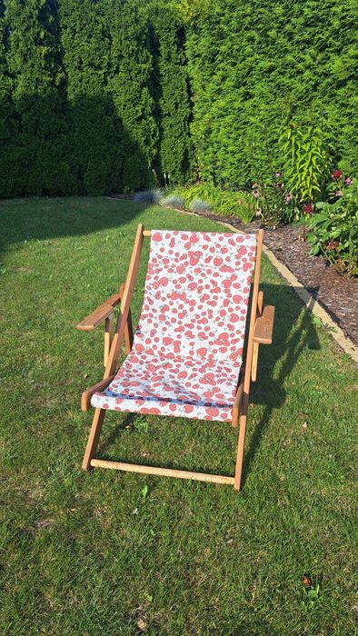 Wygodny drewniany leżak ogrodowy, grubsza szyta na zamówienie tkanina.
