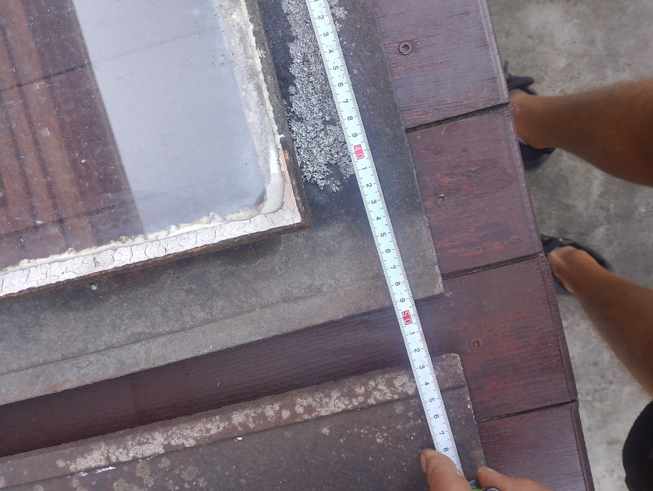 Żeliwne wyłazy 6 sztuk , okna dachowe loft