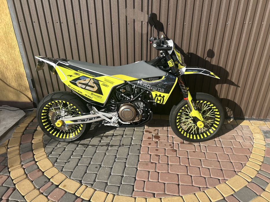 Husqvarna 701 supermoto