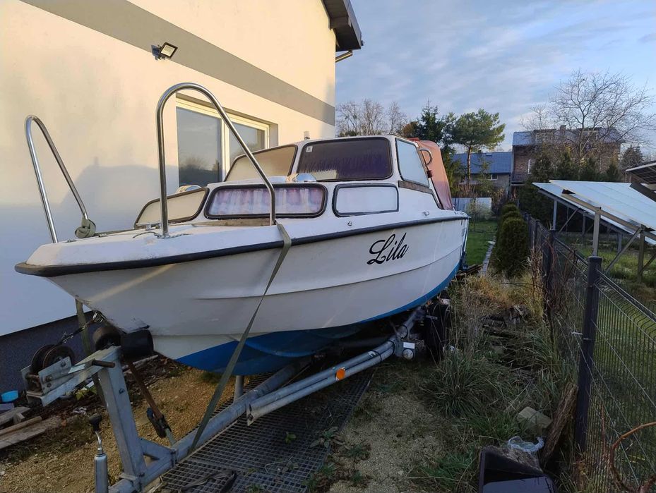 Łódź kabinowa, motorowa z przyczepką i silnikiem Mercury 15KM