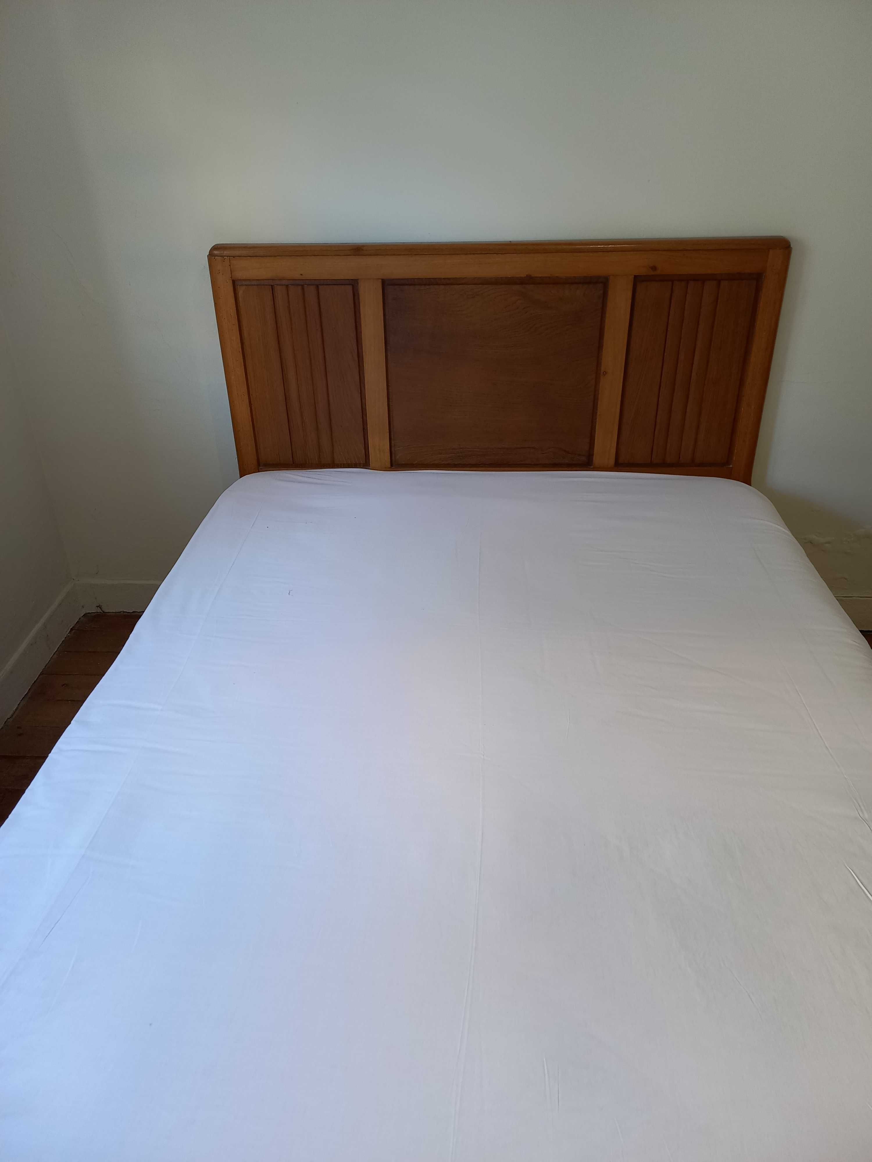 Cama de casal em madeira com colchão incluído