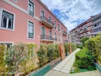 Apartamento T2 com terraços para arrendar em Campolide