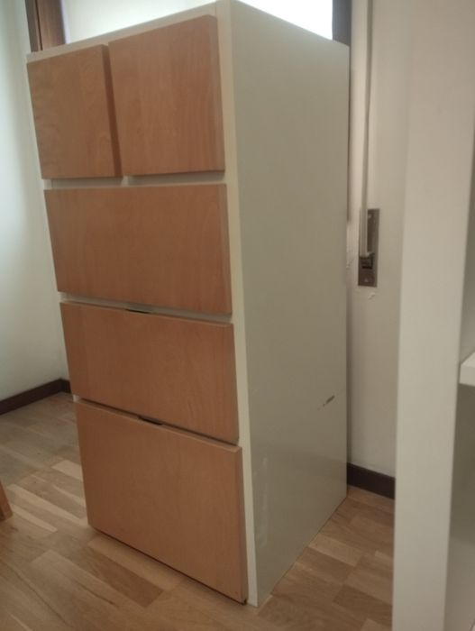 Cómoda IKEA branca com gavetas e madeira clara