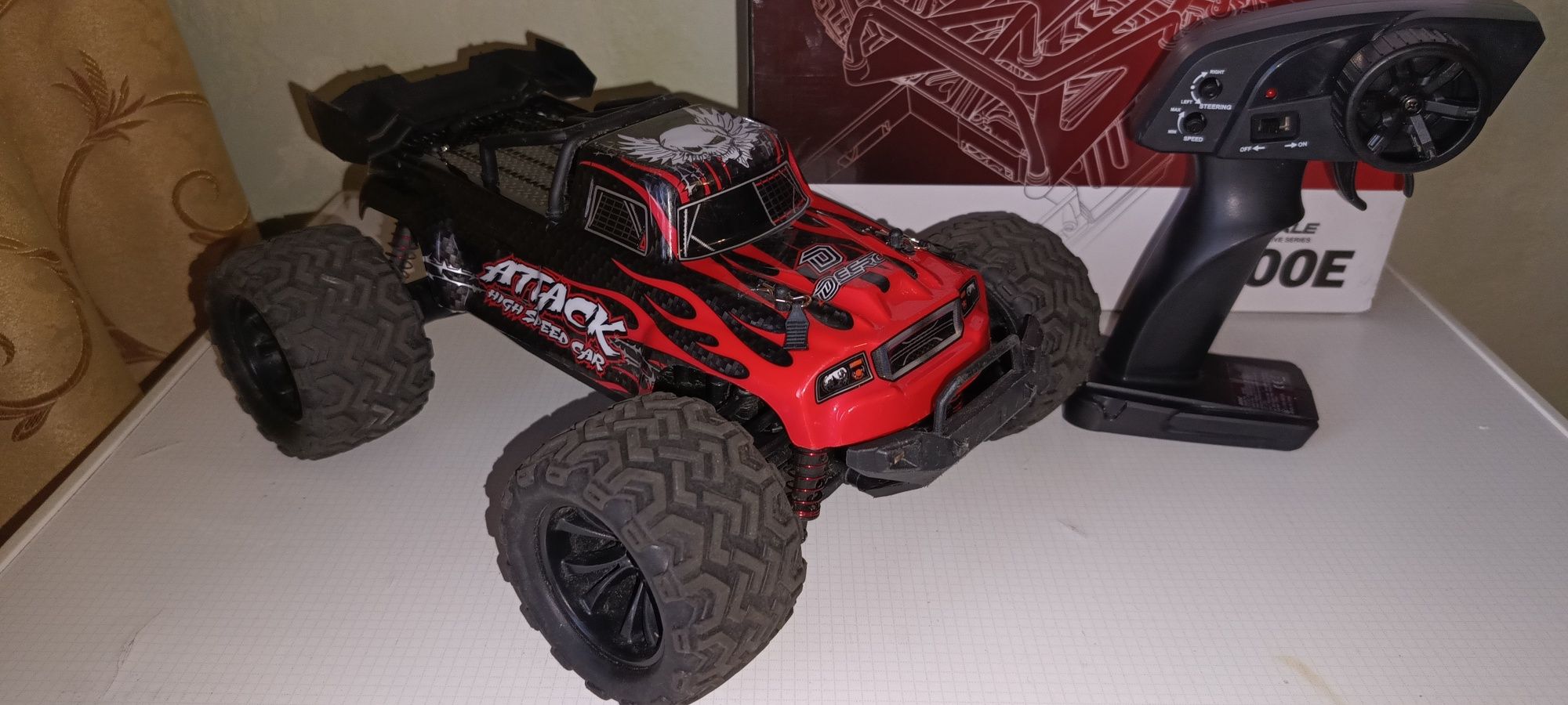 Машинка на радиоуправлении DEERC 9500E 1:16 масштаб 4x4