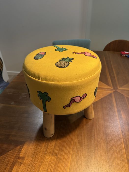 Banquinho infantil com pés de madeira