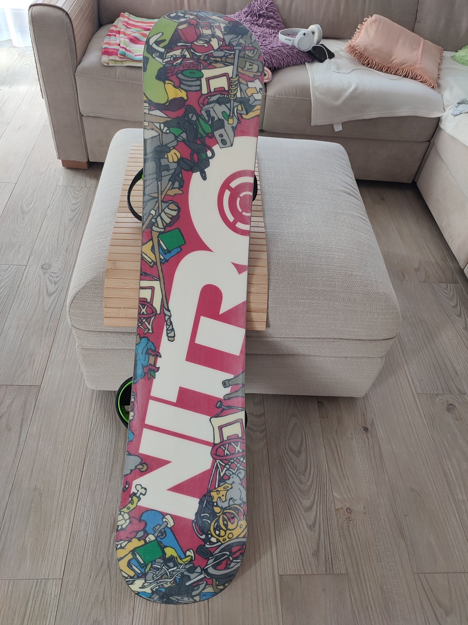 Deska snowboardowa z wiązaniami.