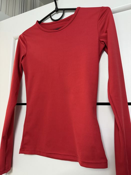 Червоний лонг ,дуже приємний до тіла .