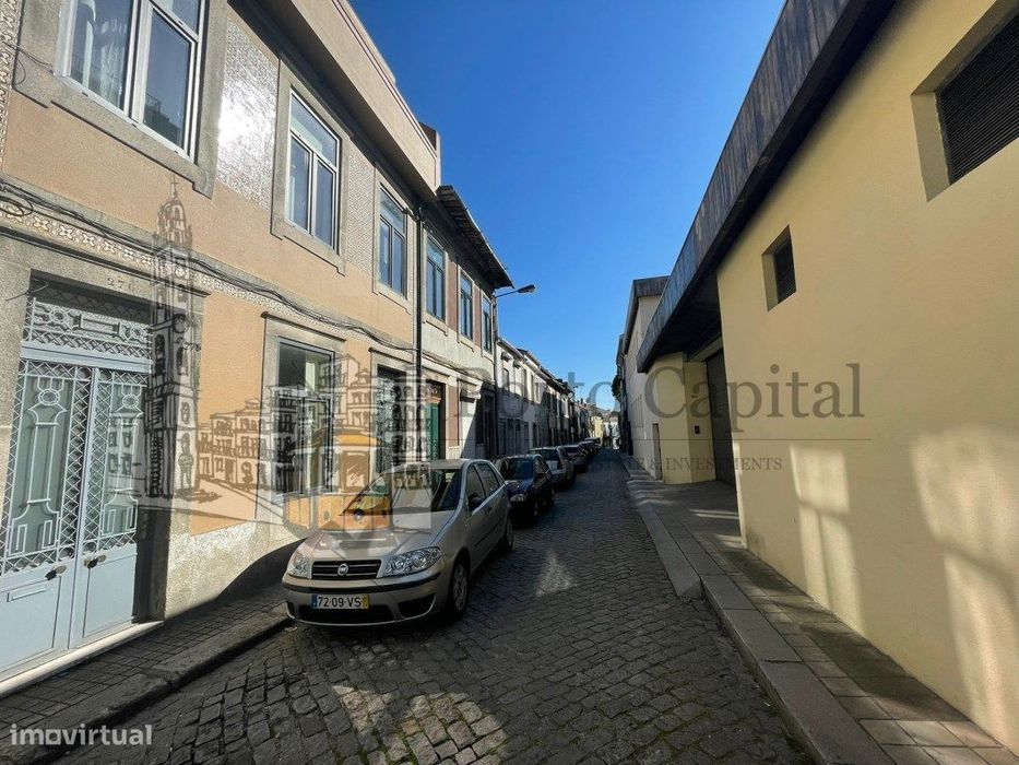 Moradia T3 remodelada - Junto a Faria Guimarães