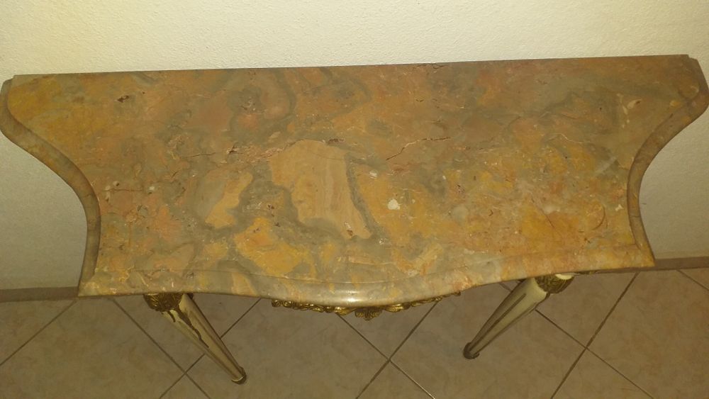 Mesa de apoio com tampo em pedra