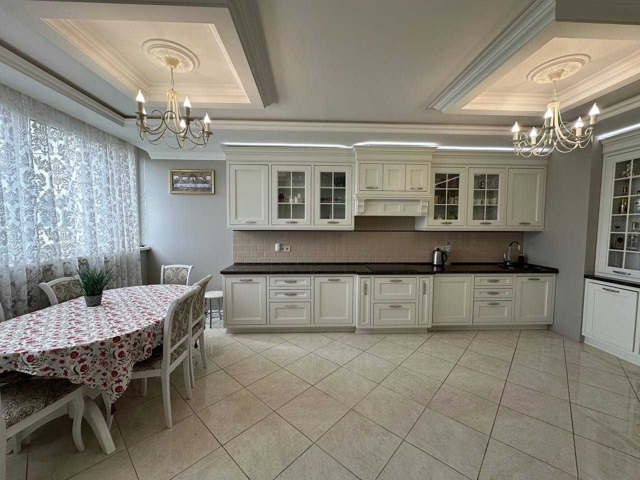 Продається  3-кімнатна квартира з дизайнерським ремонтом \113 м²