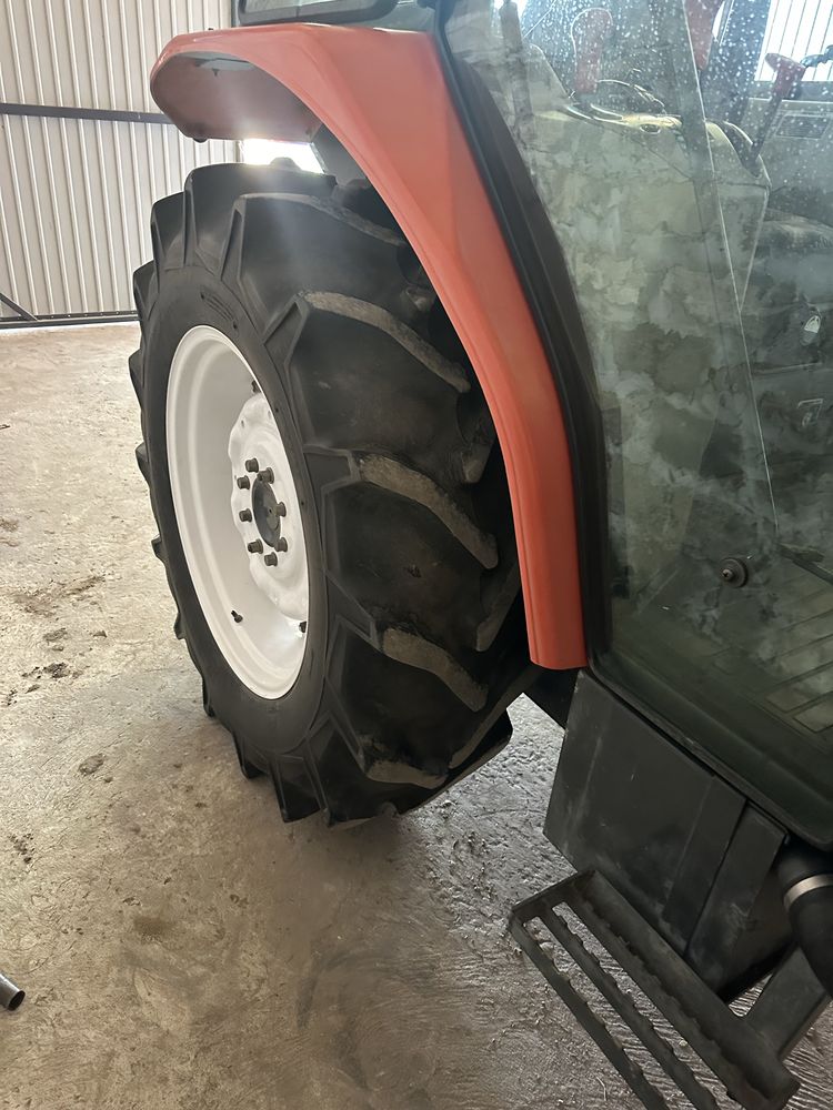 Продам шини на трактор 14.9-28