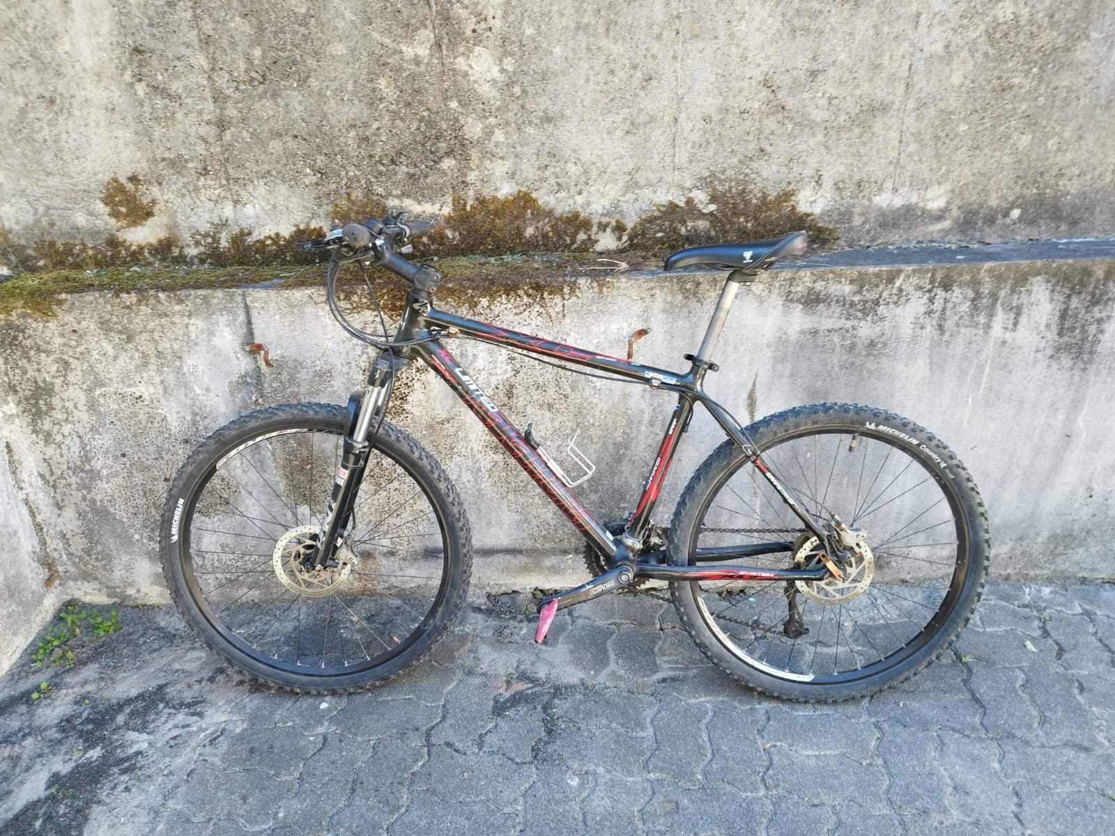 Bicicleta BTT carbono, bom estado.