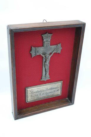 Jezus na Krzyżu w drewnianej ramie 1907 rok