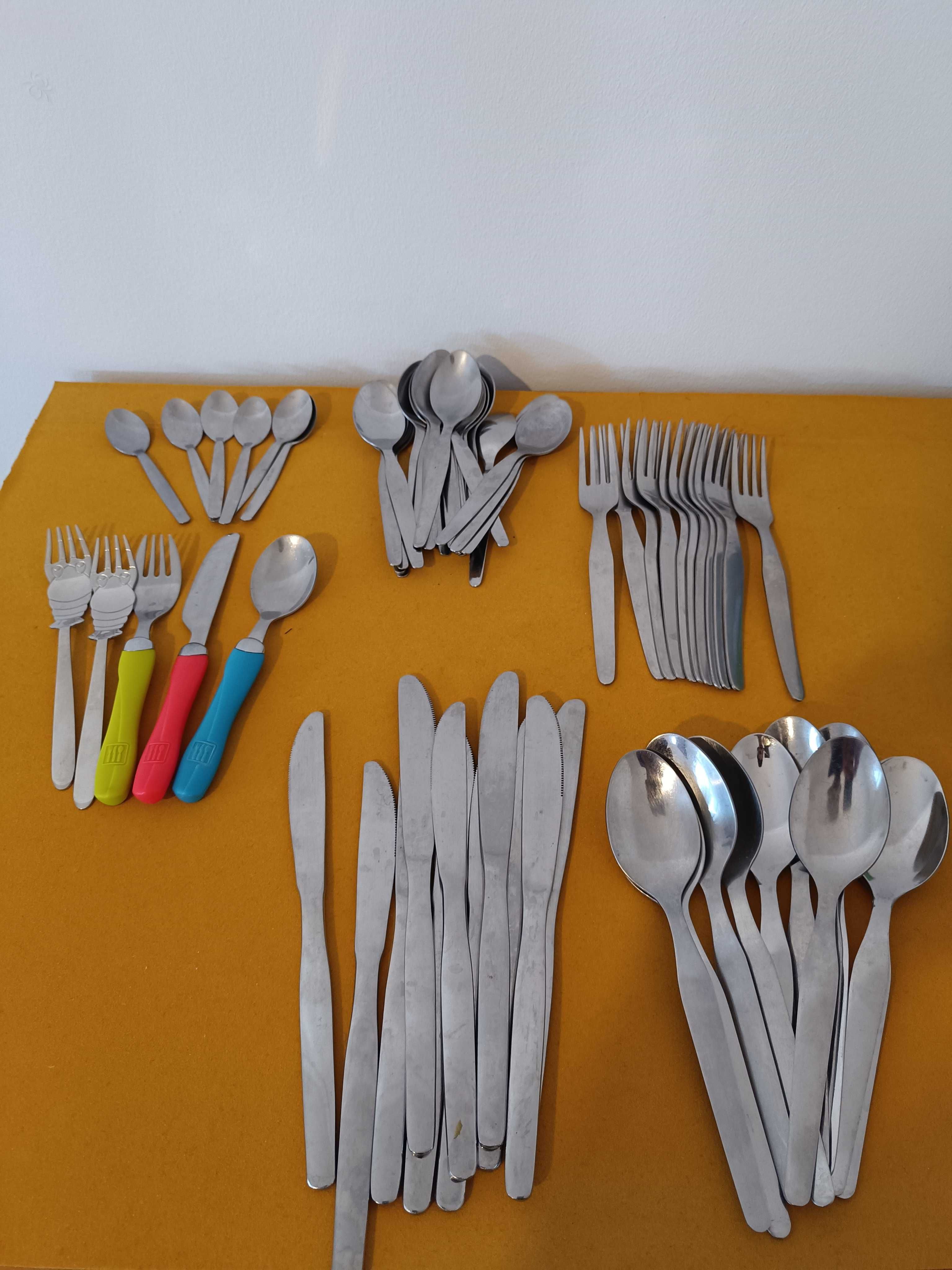 Conjunto grande de loiça e talheres