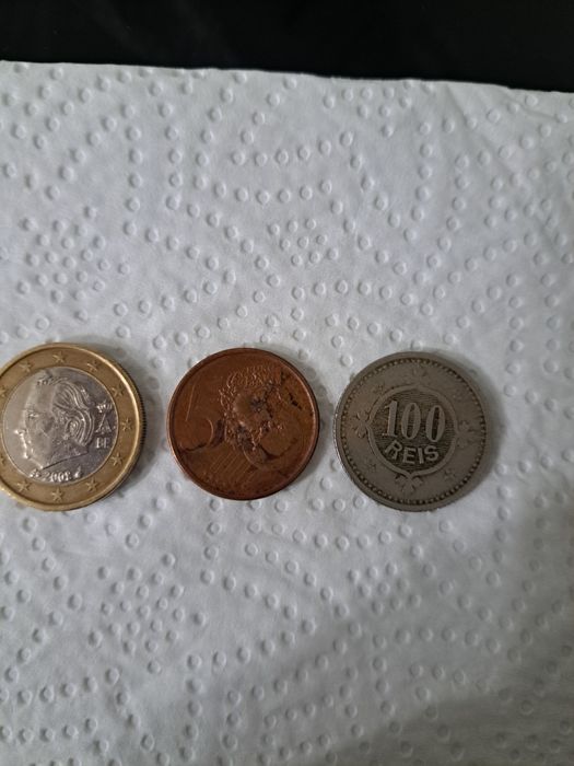 Vendo 2 moedas resuradas e uma  de 100 reis do ano 1900