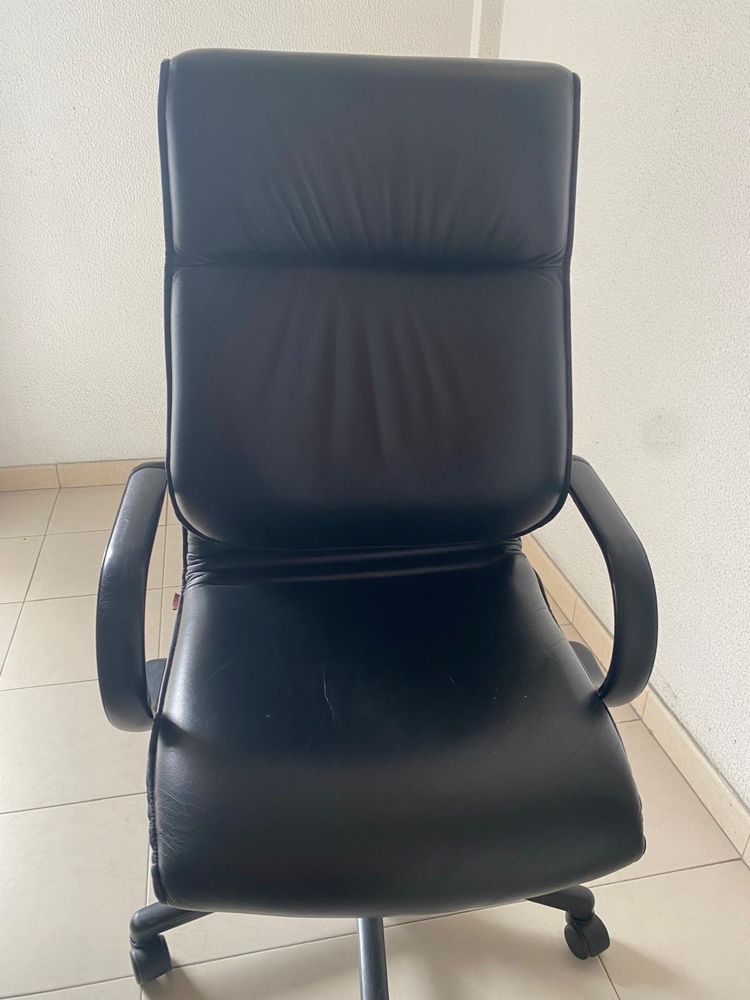 Cadeira escritorio giratoria em pele