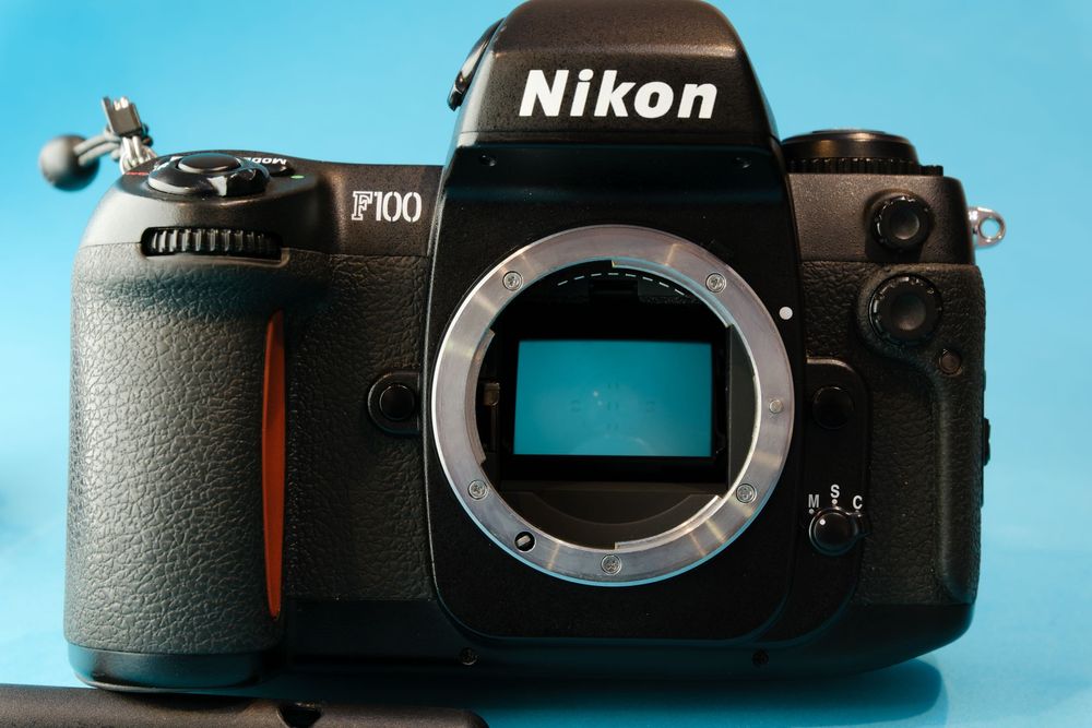 Nikon F100 SLR Analogica