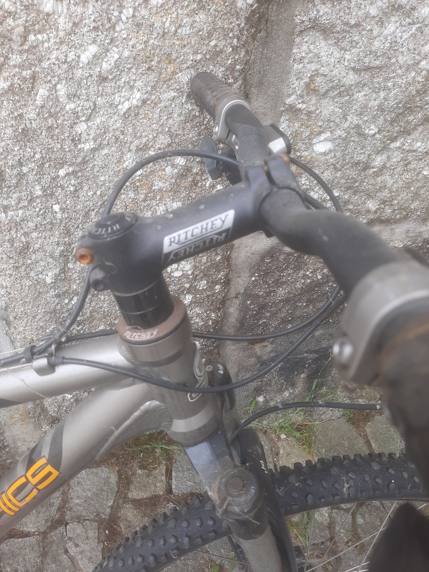 Bicicleta com suspensão total e travões de disco