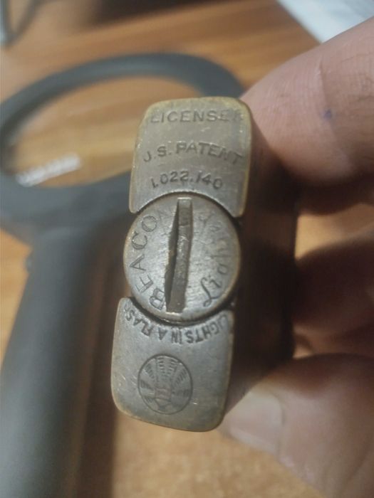 zabytkowa mosiężna przedwojenna zapalniczka na benzynę