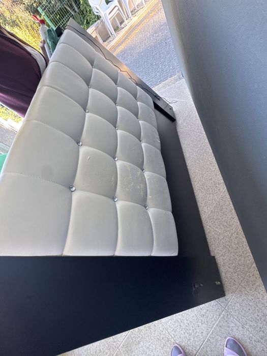 Cama com mesinhas de cabeceira