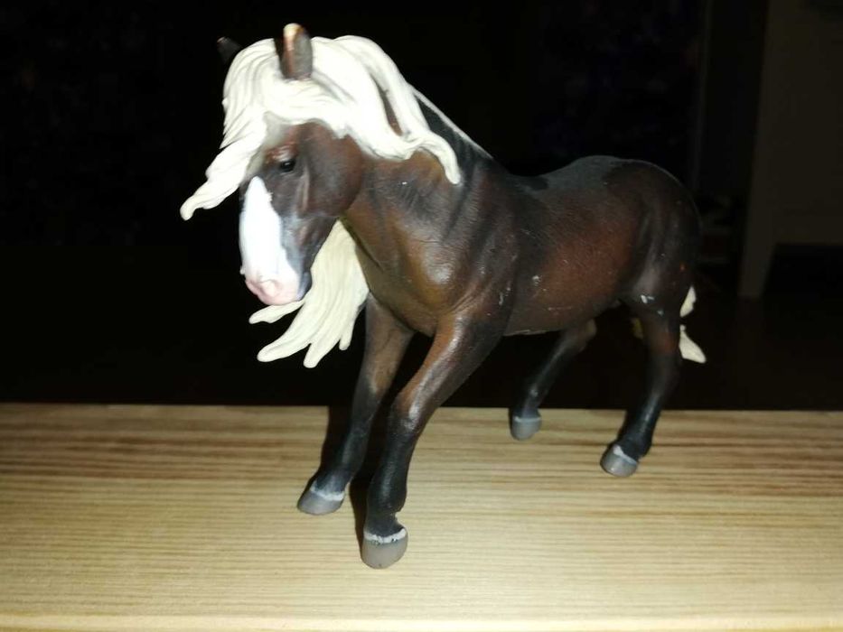 Ogier Black Forest Horse Collect