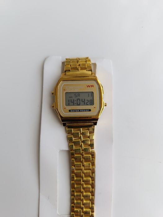Relógio digital estilo Casio novo dourado