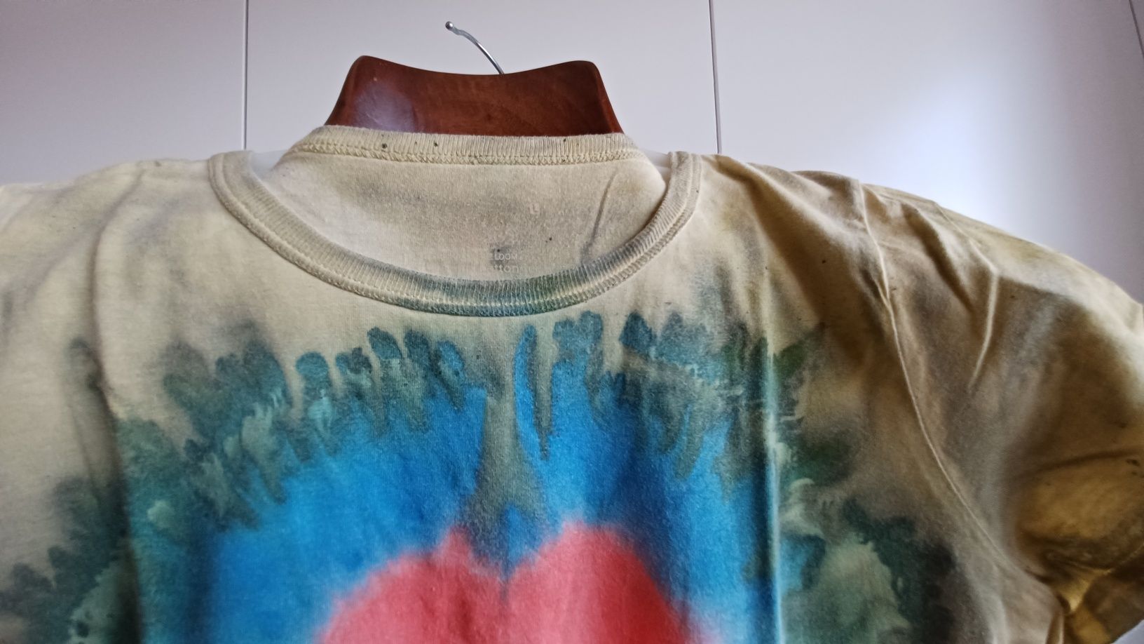 T-shirt Tye Dye desenho em coração