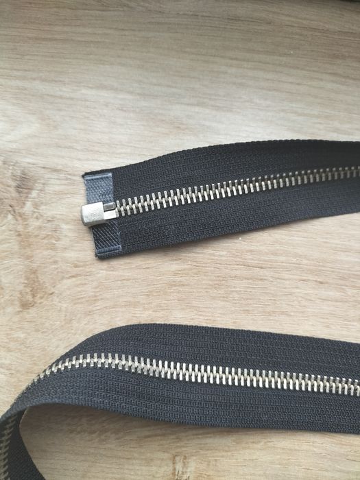 Długi metalowy zamek.