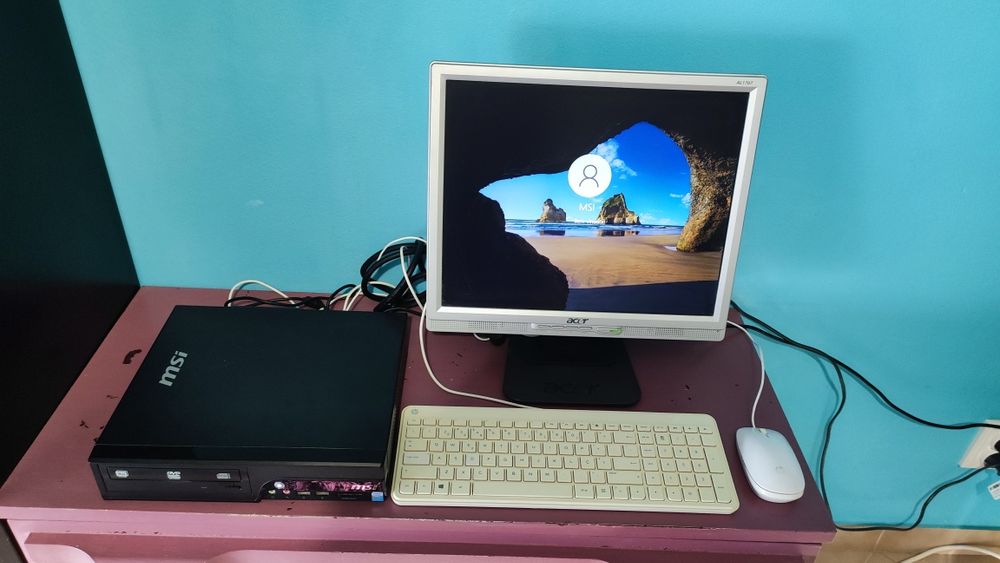 Computador MSI com monitor