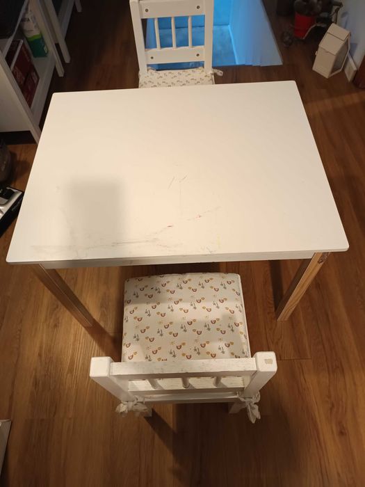 Mesa e cadeiras de criança