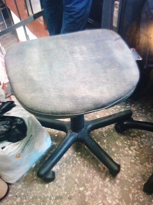 Стул компьютерный 2 шт..Можно под разборку.